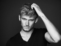 /album/fotogaleria/alex-pettyfer-tattoos-ring-finger-jpg/